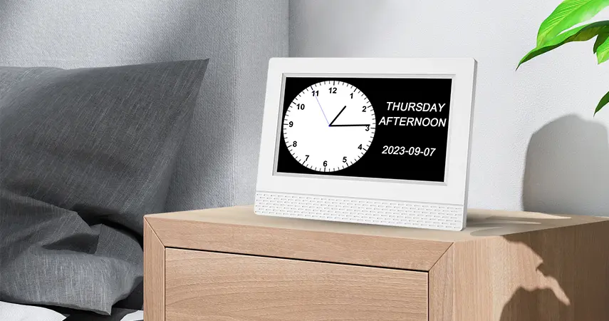 Sehbehinderte ältere Menschen mit Gedächtnisverlust drehen die Uhr an der Wand um